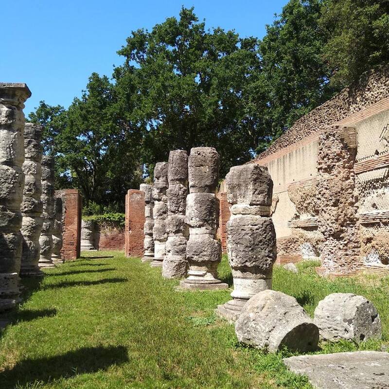 Área arqueológica de Portus, el pórtico de Claudio con las características columnas en travertino labrado, llamadas "Colonnacce"